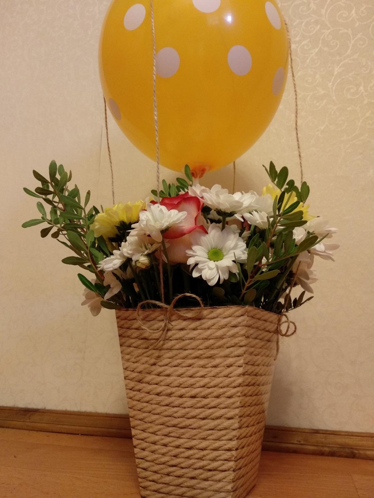 Воздушный шар с корзинкой цветов