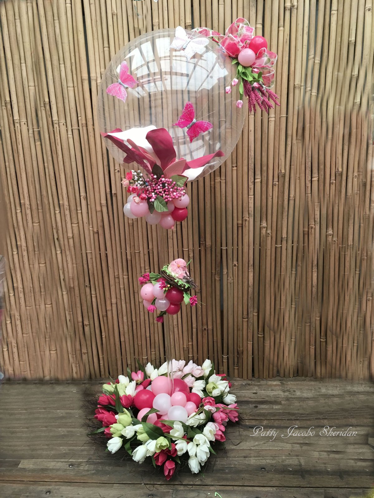 Композиция из шаров и цветов