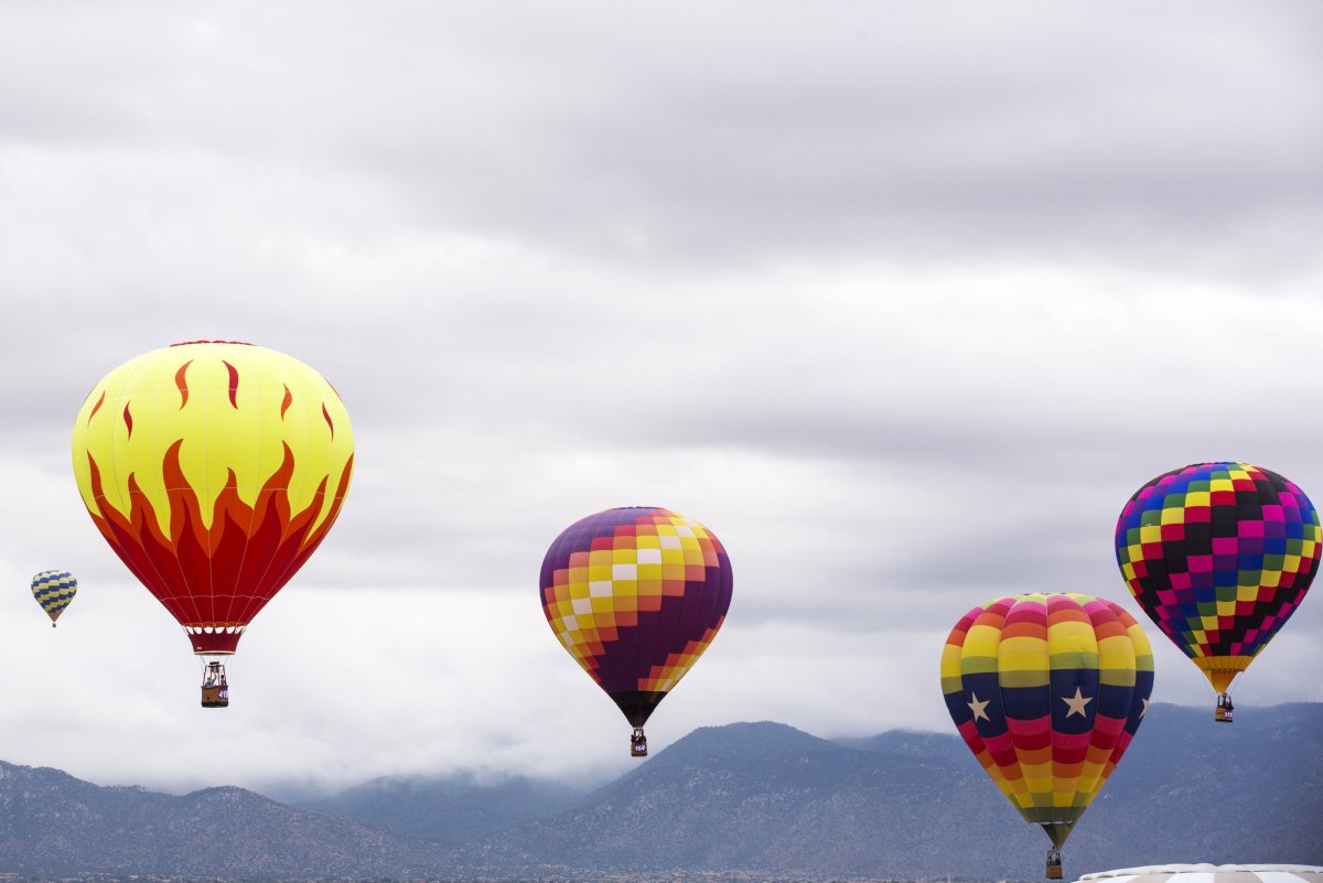 Воздушный шар с корзиной в небе