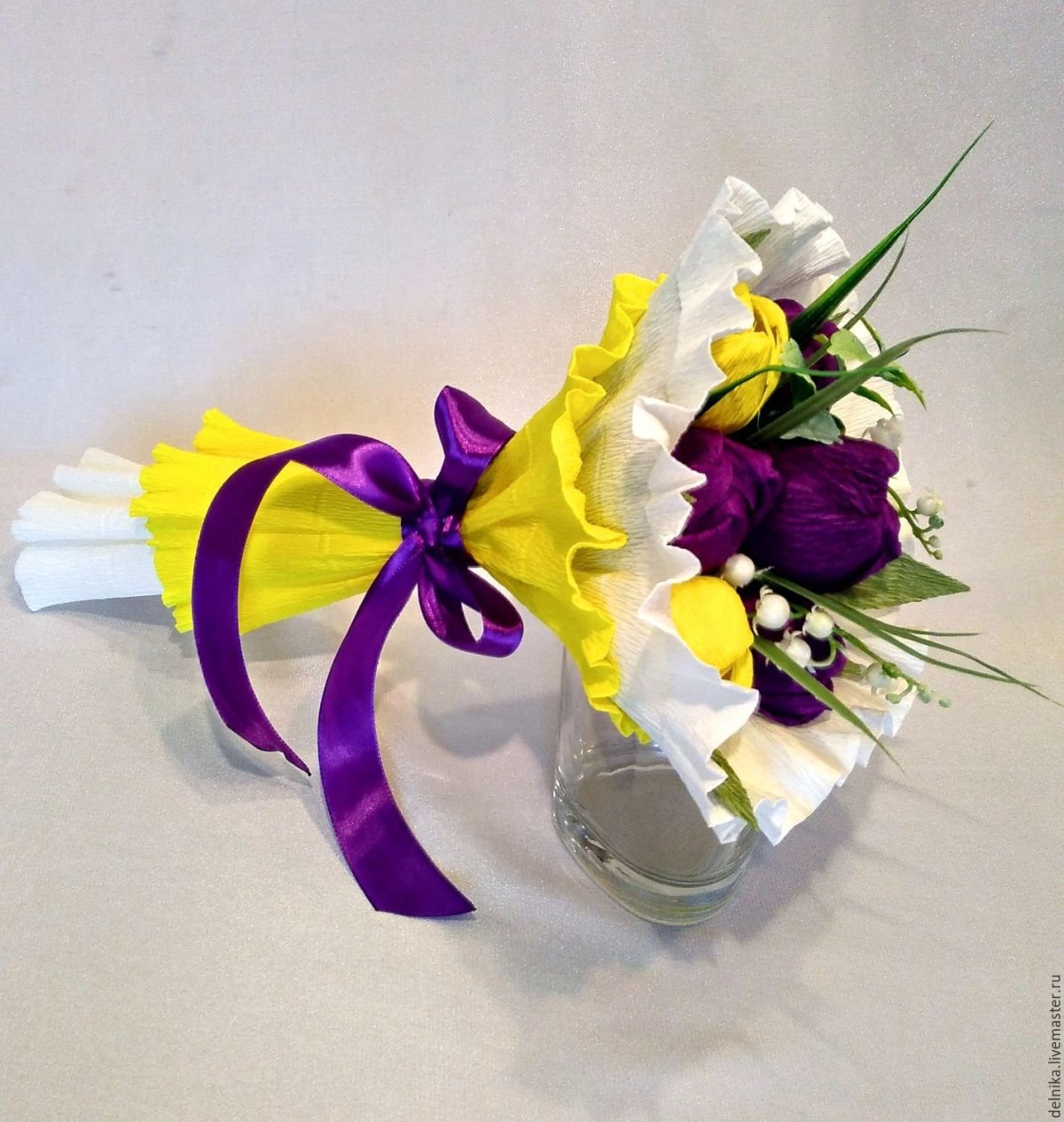 Первоклассник с цветами