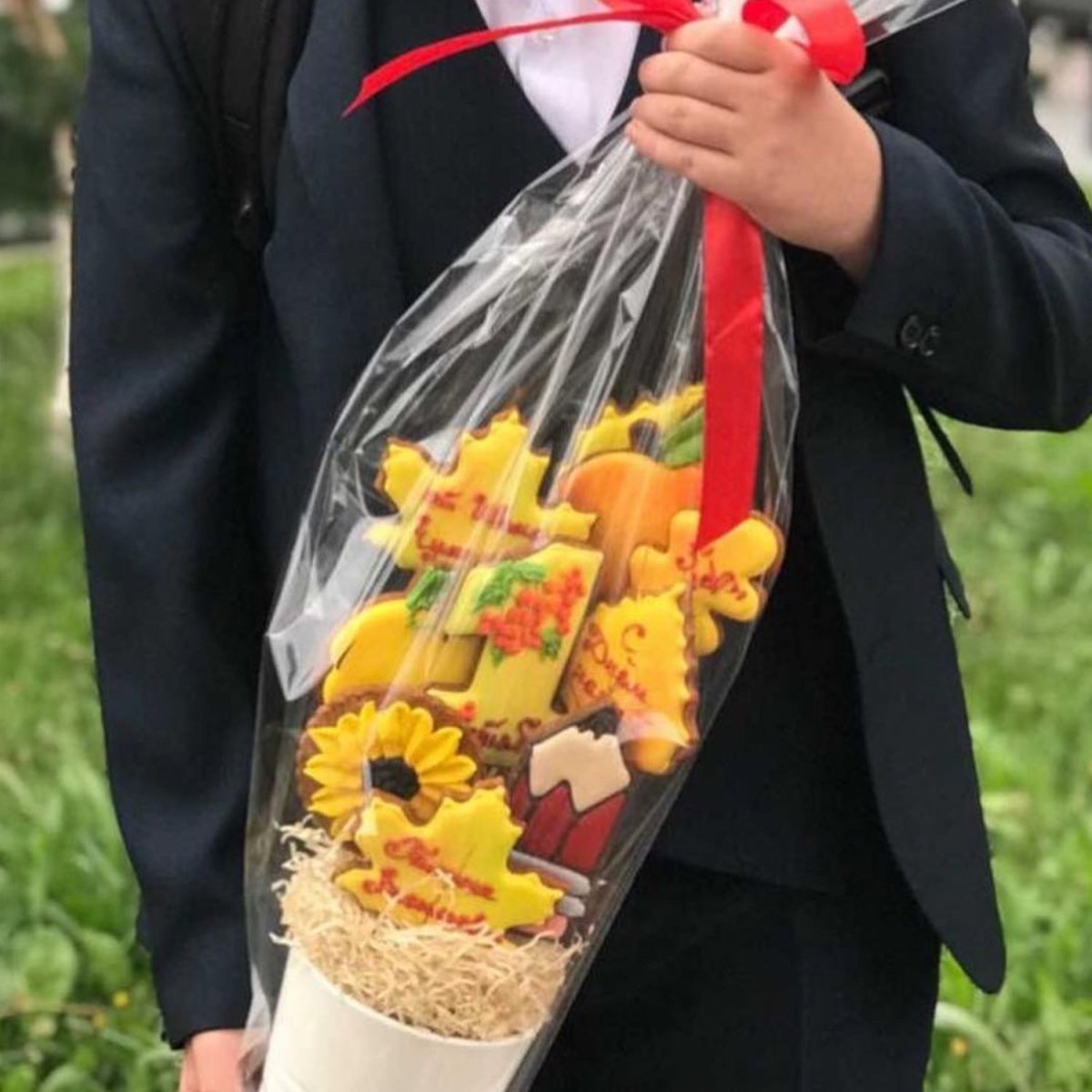 Воспитатель с цветами