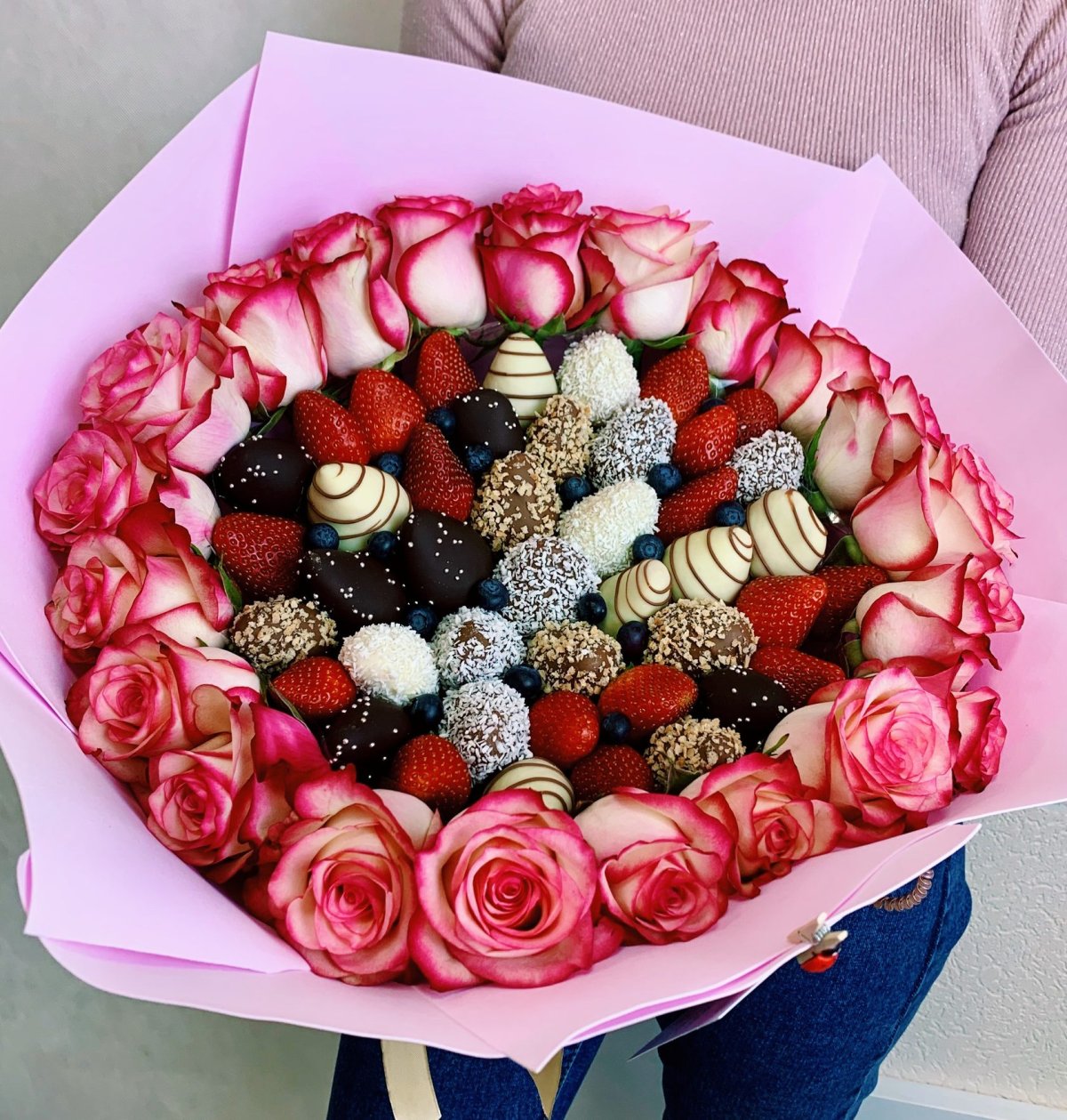 Букет из клубники в шоколаде в корзине