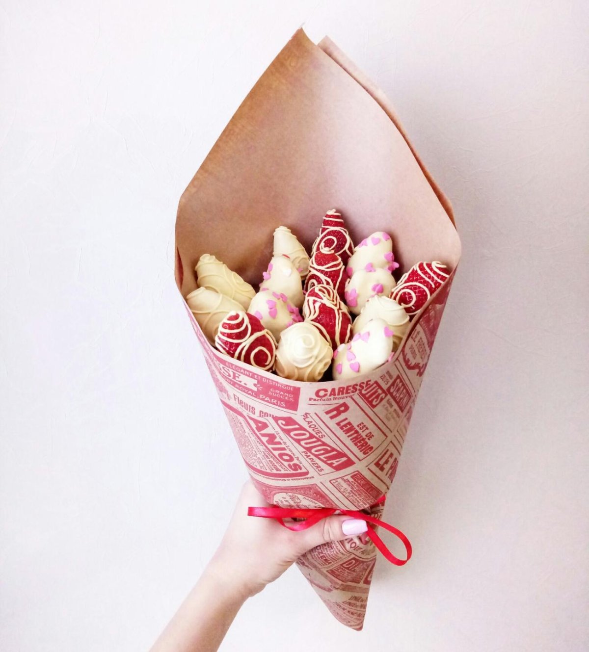 Сладкий букет из клубники в шоколаде