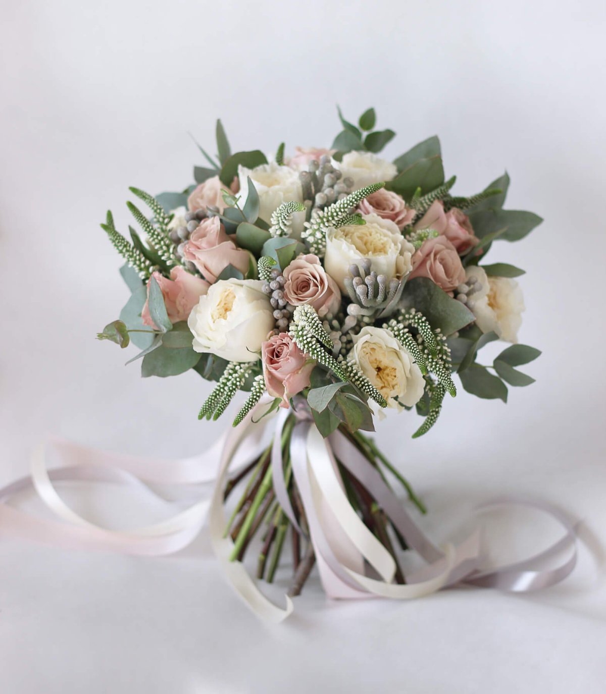 Свадебный букет из пионовидных роз и эвкалипта
