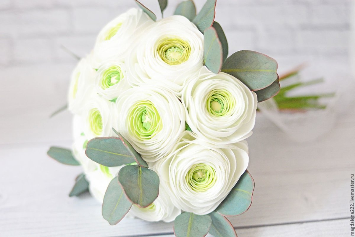 Пионовидные розы с эвкалиптом