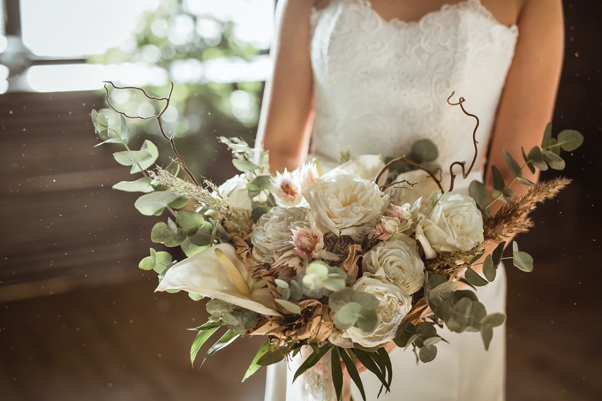 Букет невесты растрепыш белый