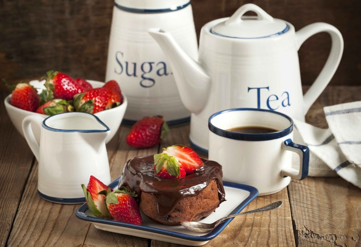 Чашка чая и пирожное