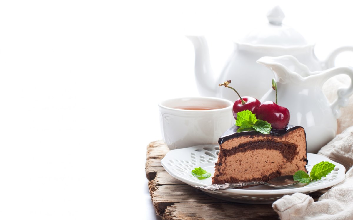 Чай и пирожное на белом фоне