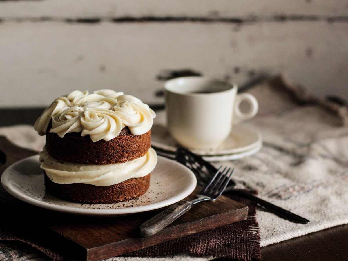 Красивые пирожные и кофе