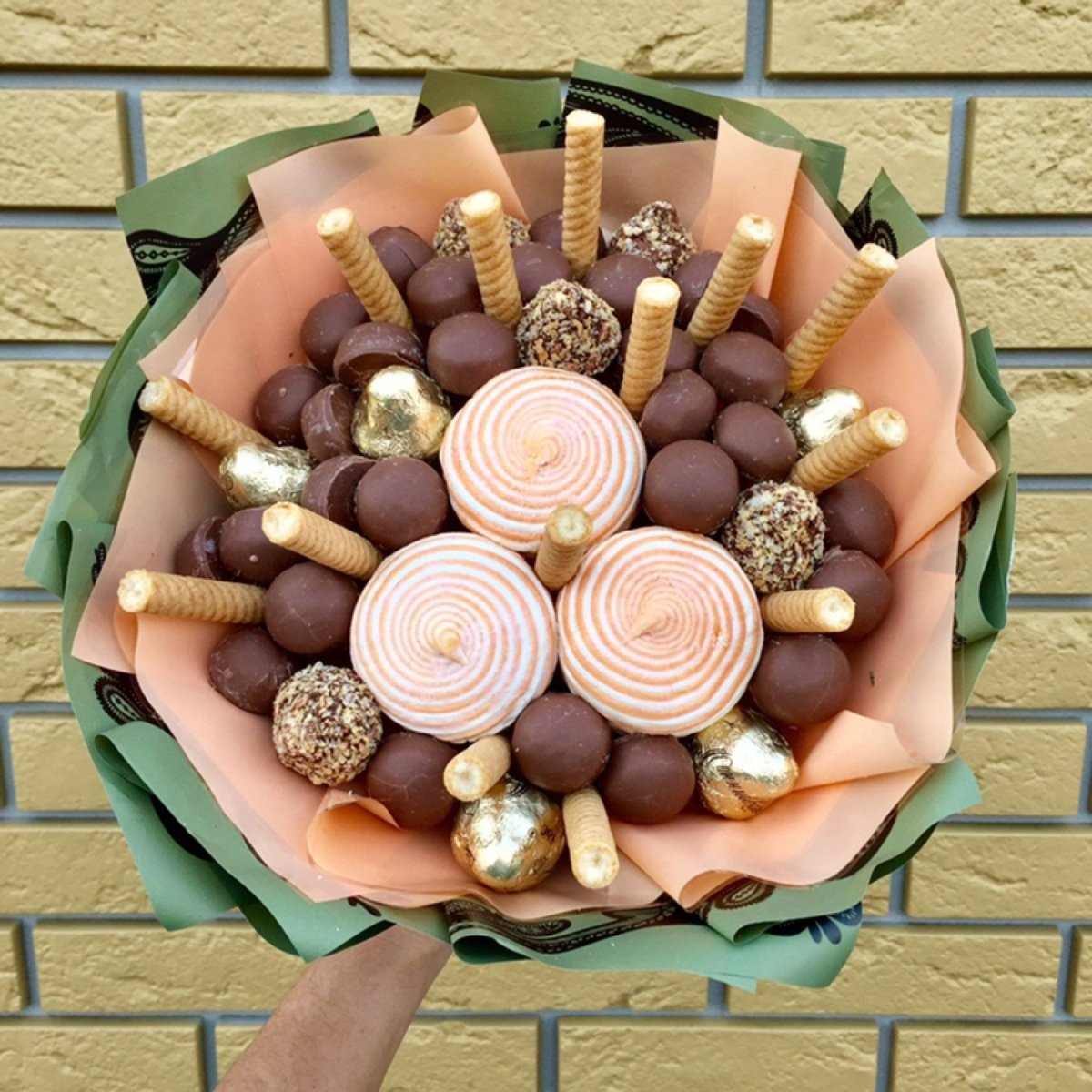 Букет из Чупа чупсов и киндеров