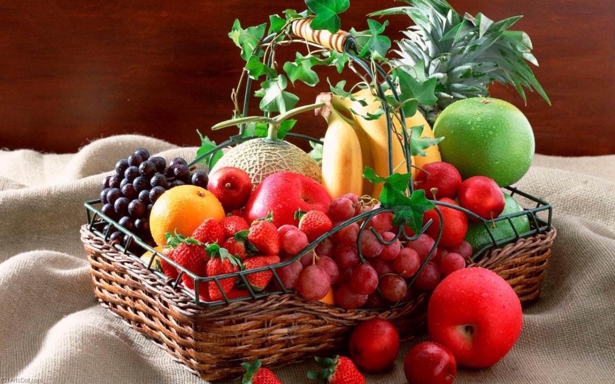 Корзинка с фруктами на столе
