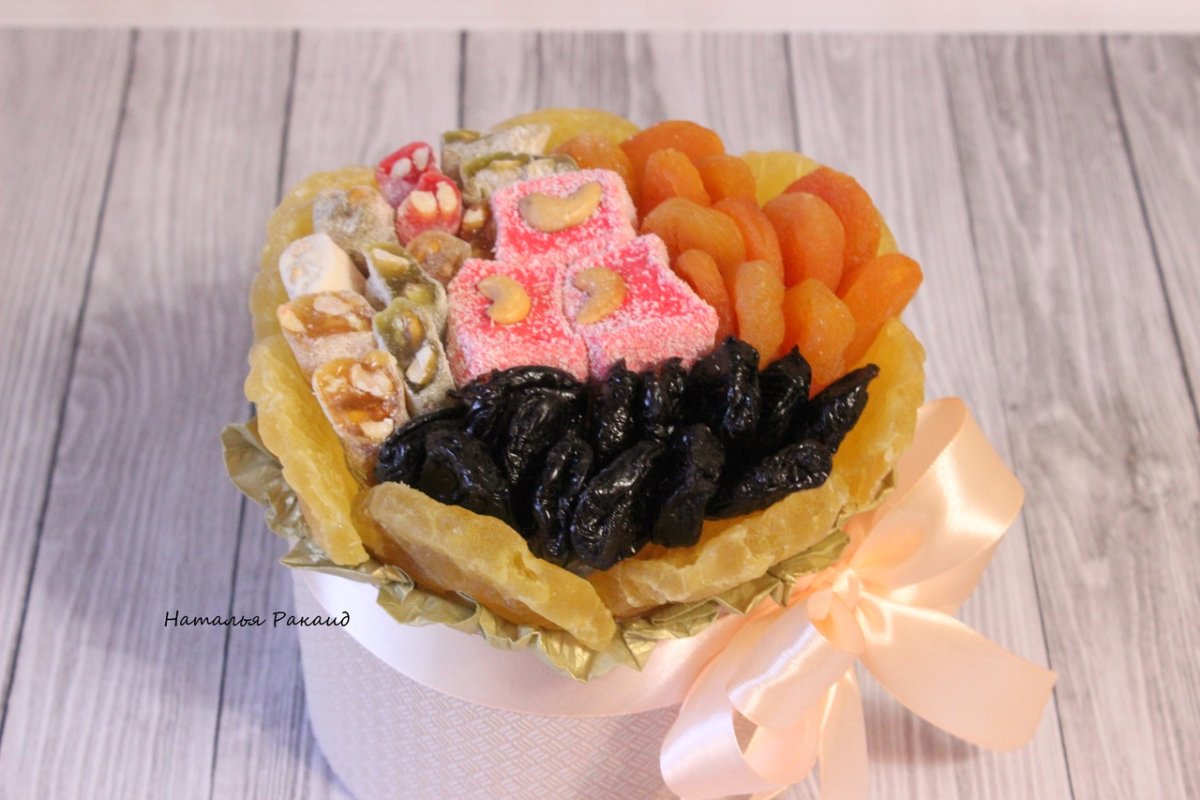 Букет из сладкого и полезного