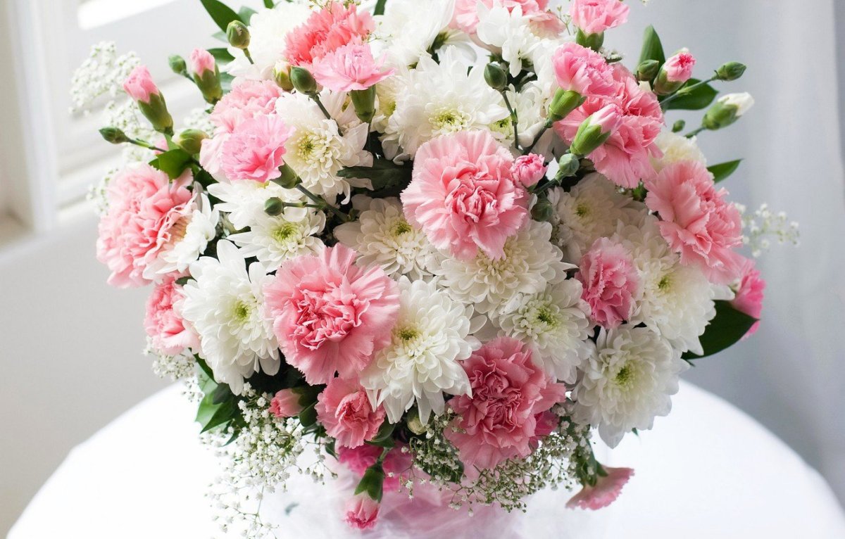 Букет из гвоздик и хризантемы нежный