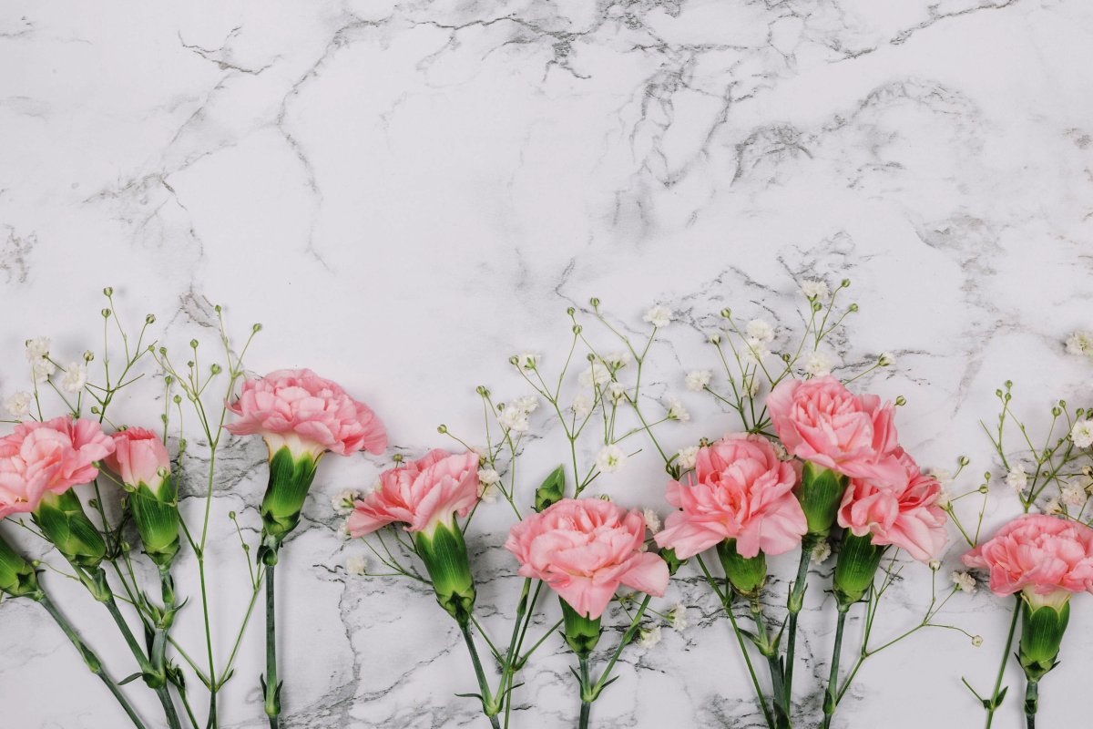 Цветы на Мраморном столе