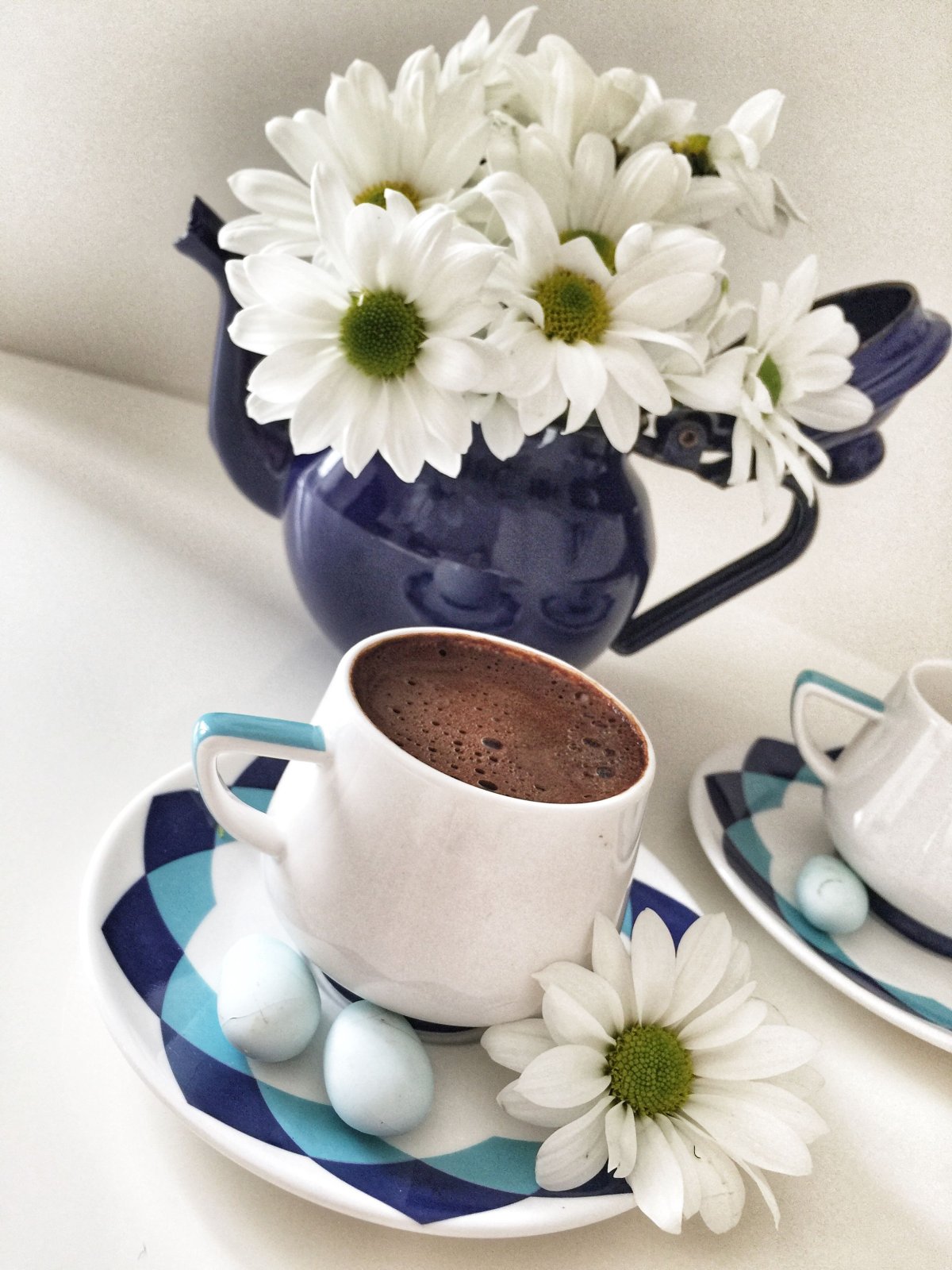 Чашка кофе и цветы