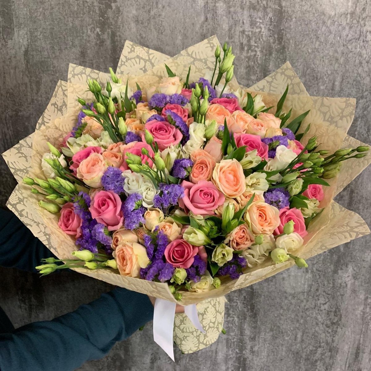 Эустома и кустовая роза