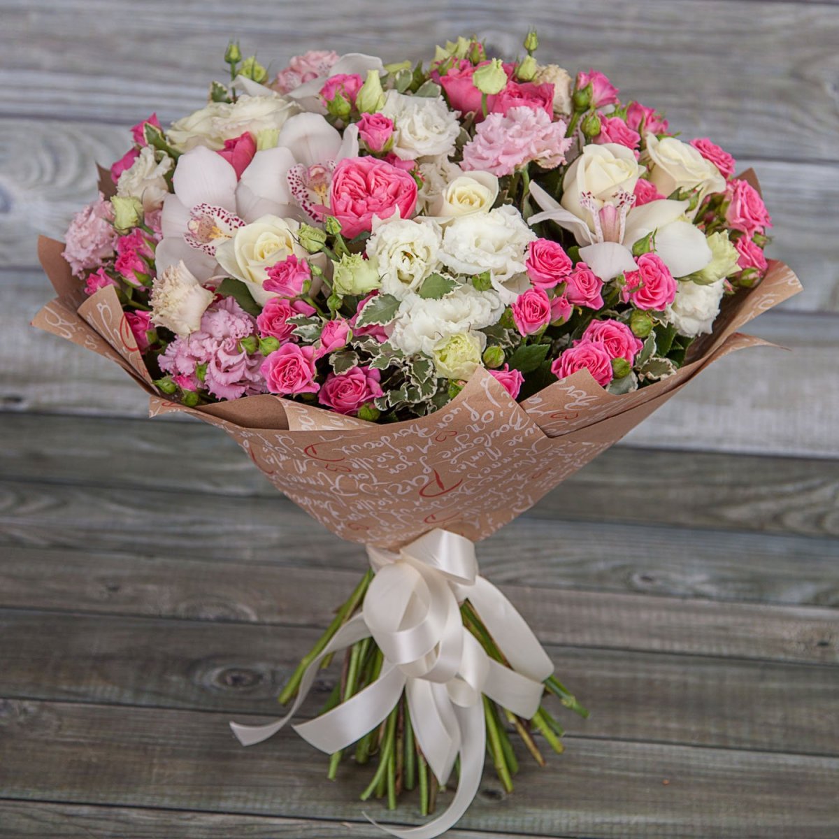 Букет эустома и кустовая роза