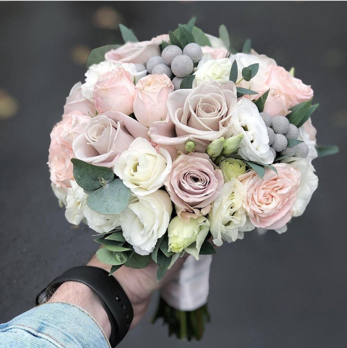 Букет невесты с эустомой и кустовой розой