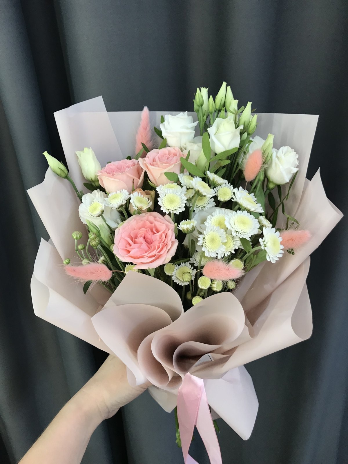 Букет из кустовых роз ,эустом и роз