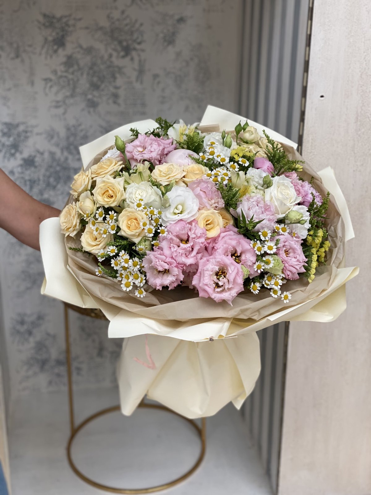 Букет эустома и кустовая роза