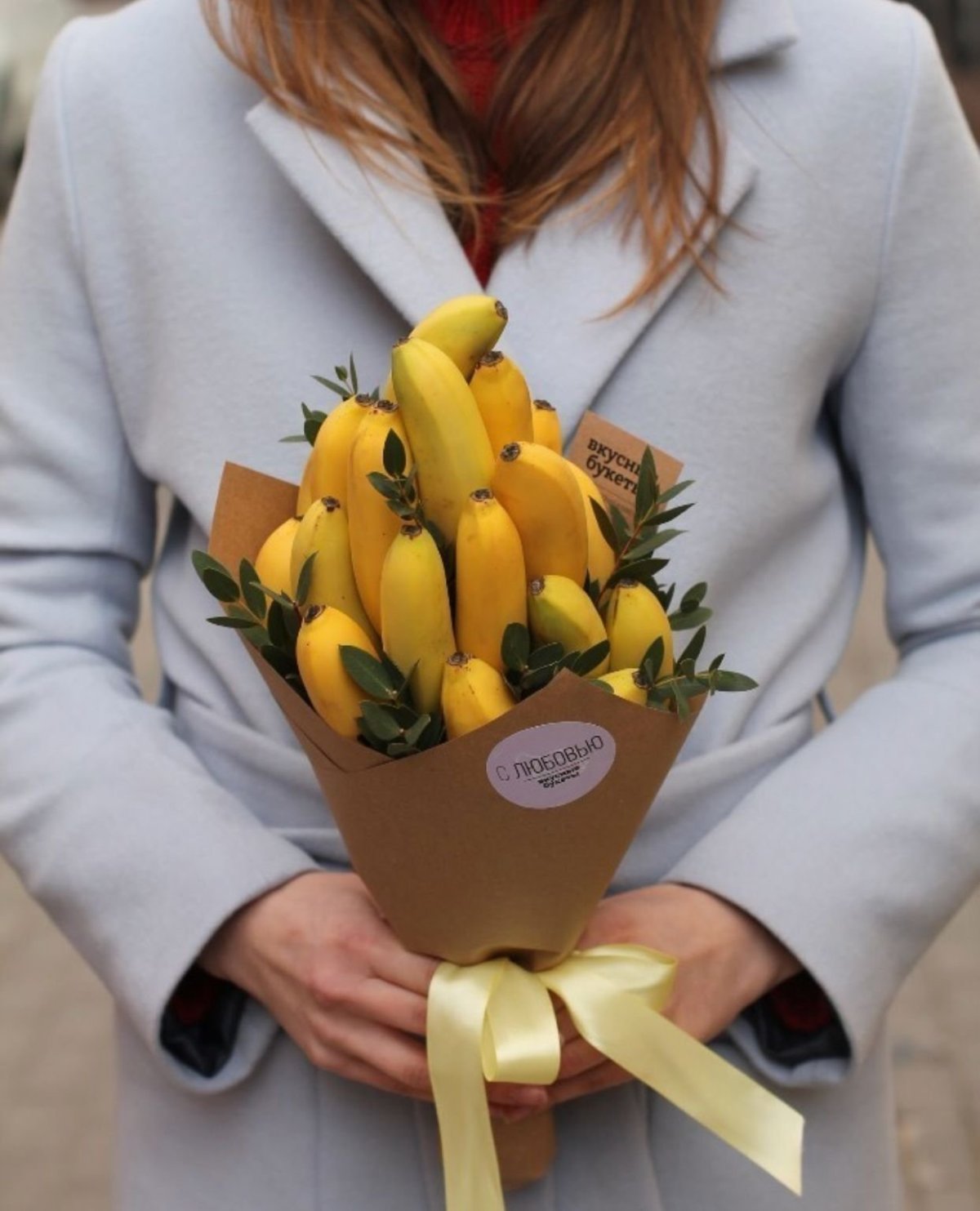 Фруктово цветочный букет с бананом