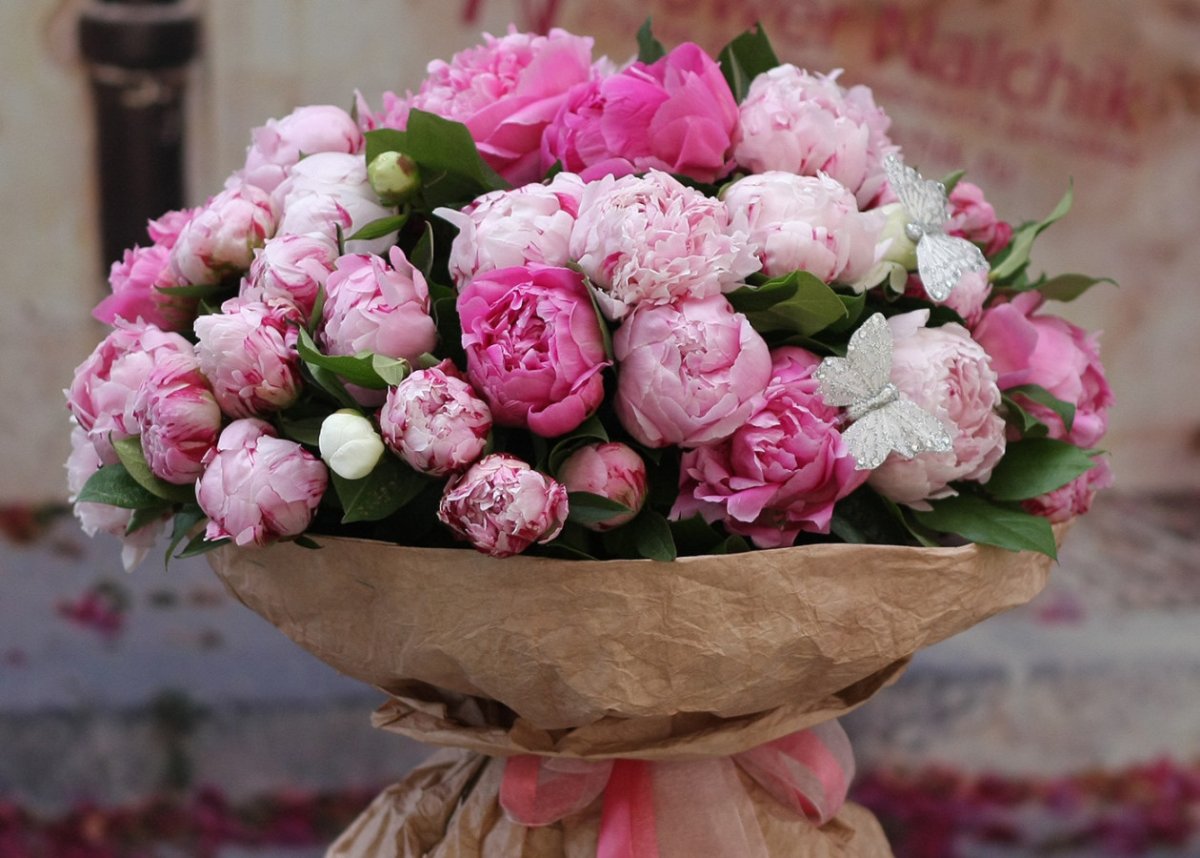 Букет 51 пионов в крафте