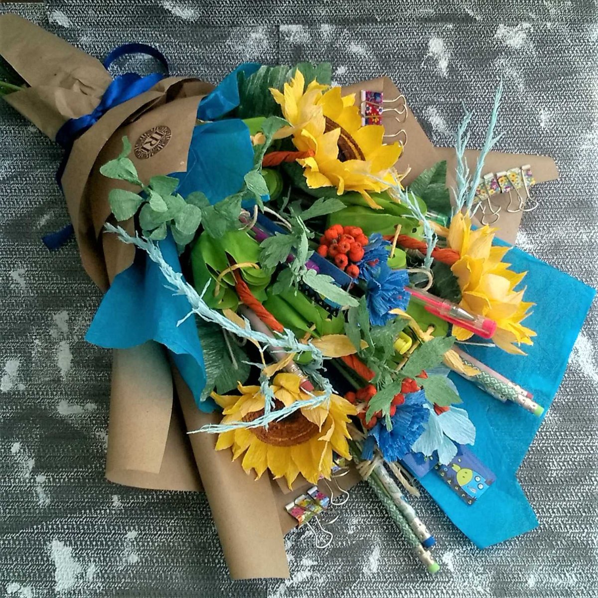 Букет из канцелярских принадлежностей