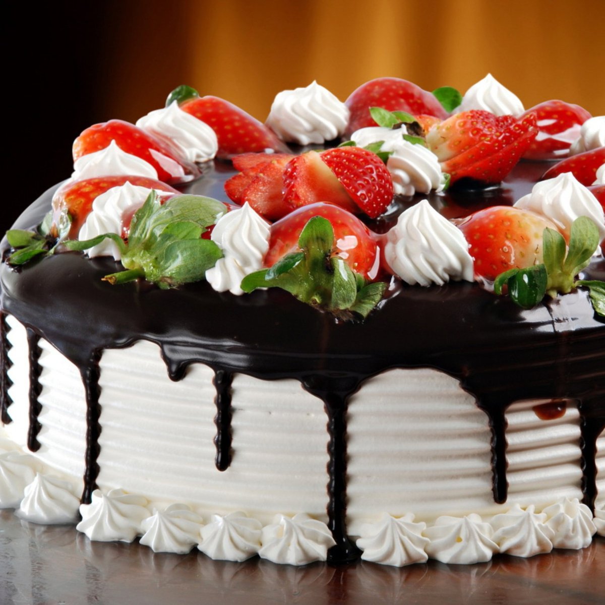 Открытка большой торт