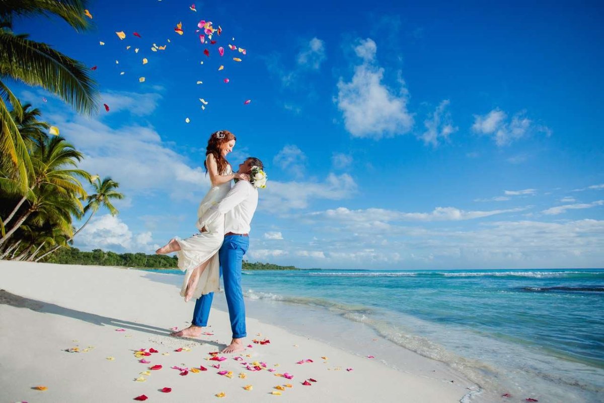 Свадебная пара на фоне моря