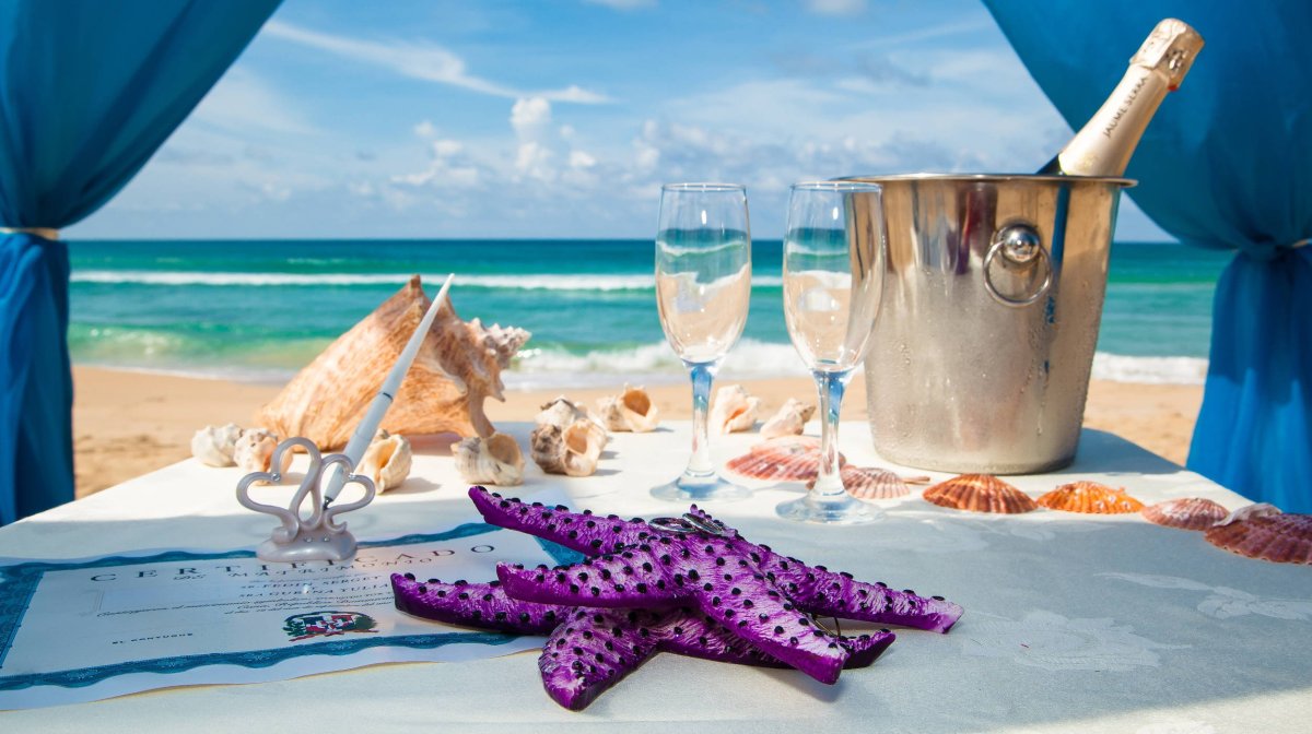 Церемония бракосочетания на берегу моря