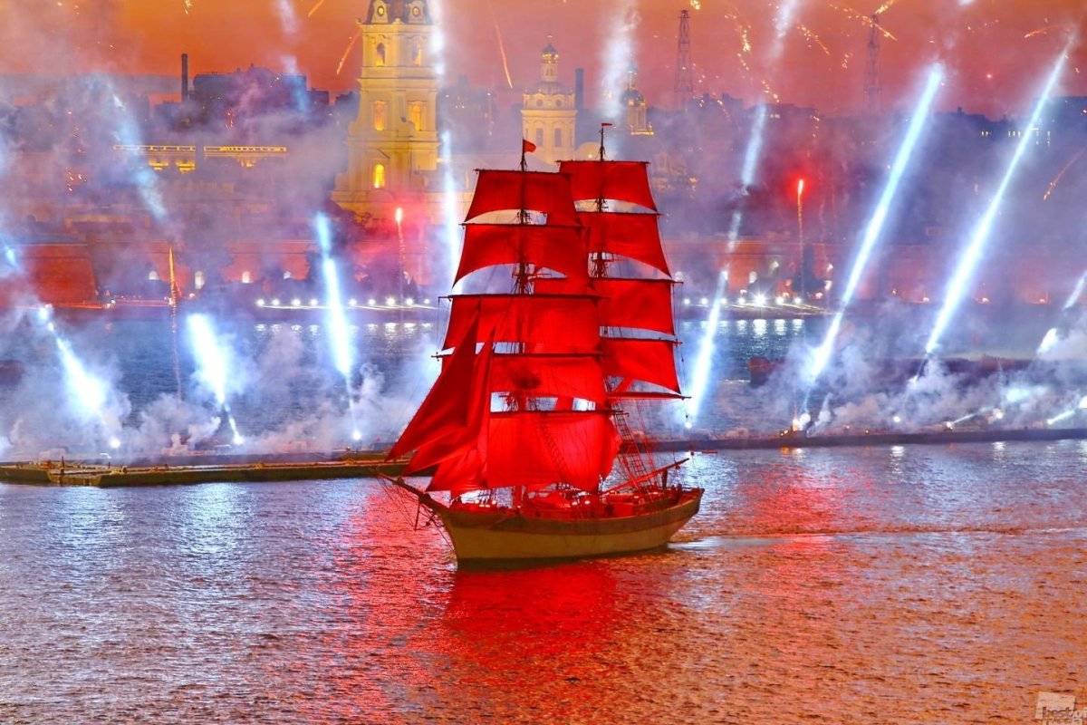 Петербург и парусник Алые паруса