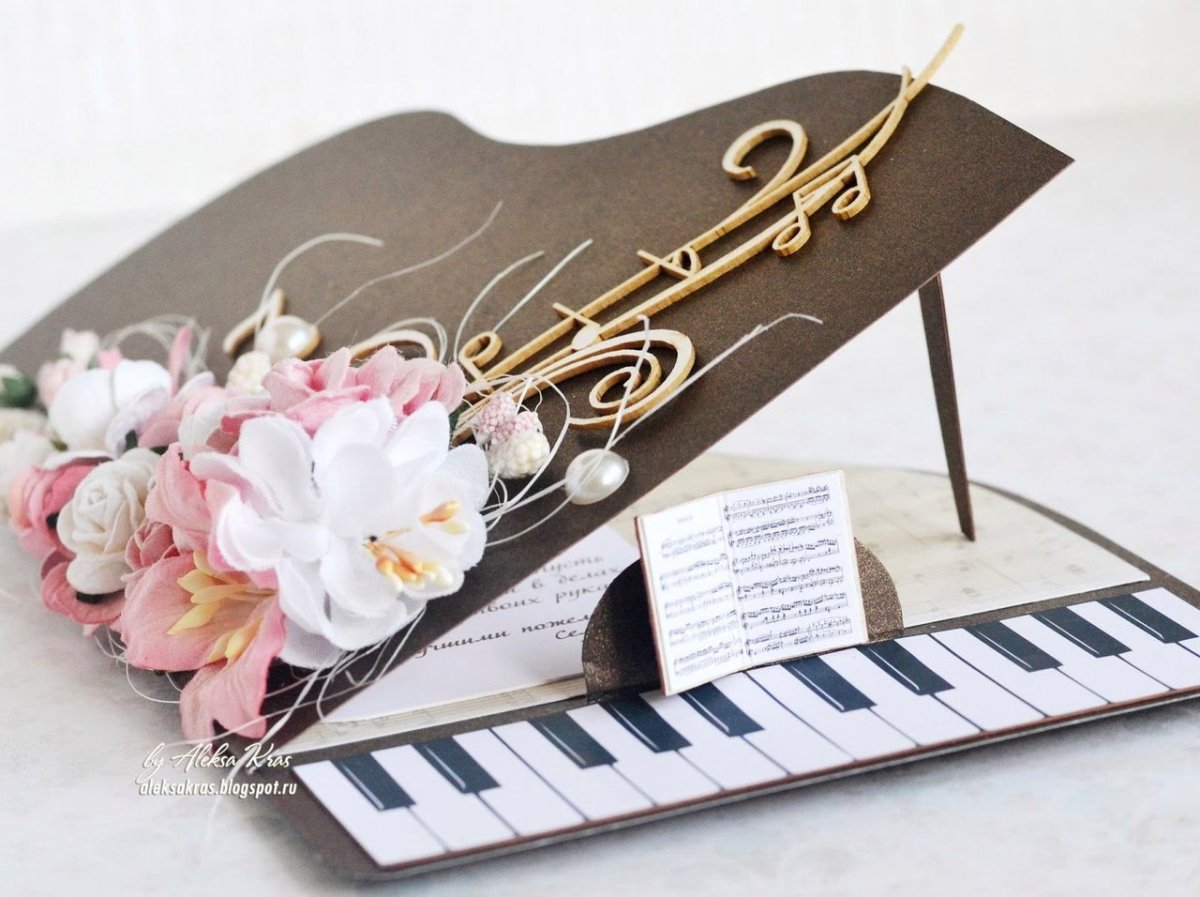 Открытка в виде пианино