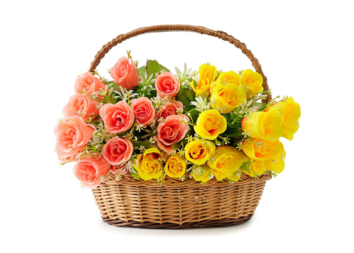 Желтые розы в корзинке