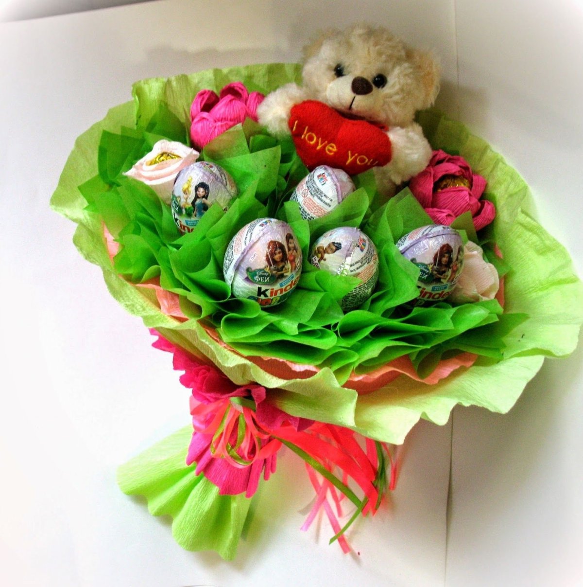Букет из киндеров для девочки с игрушкой