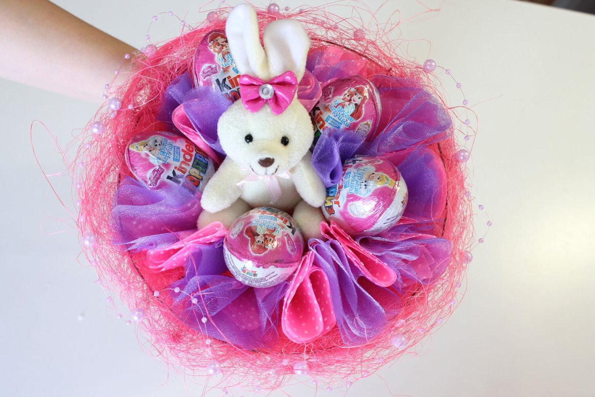 Букет из киндеров и игрушки для девочки своими