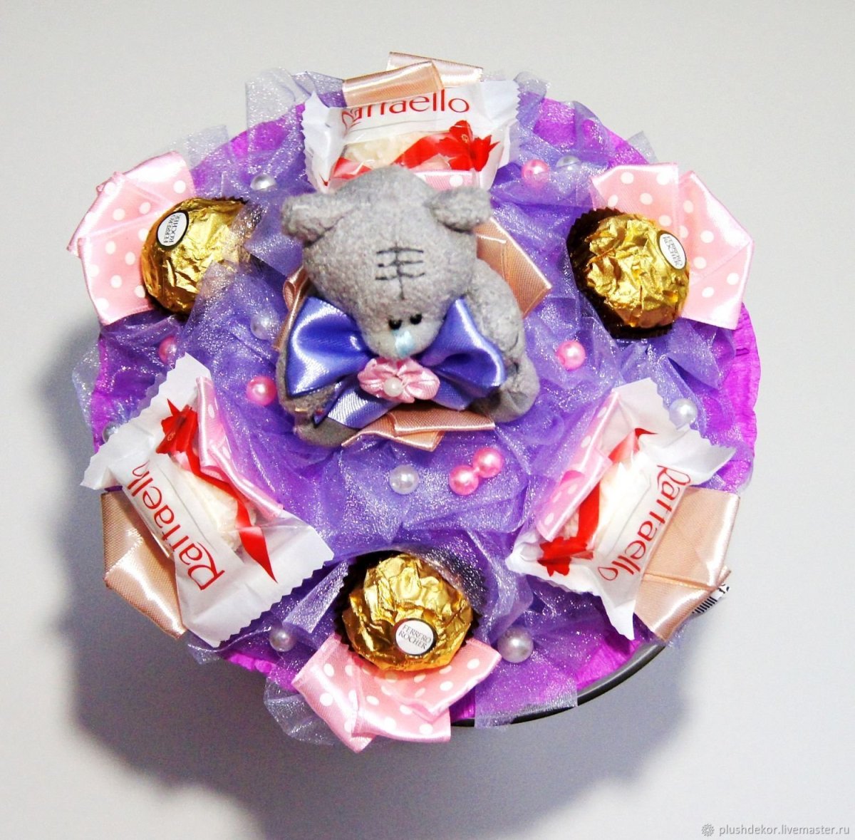 Букет из конфет и игрушек для девочки