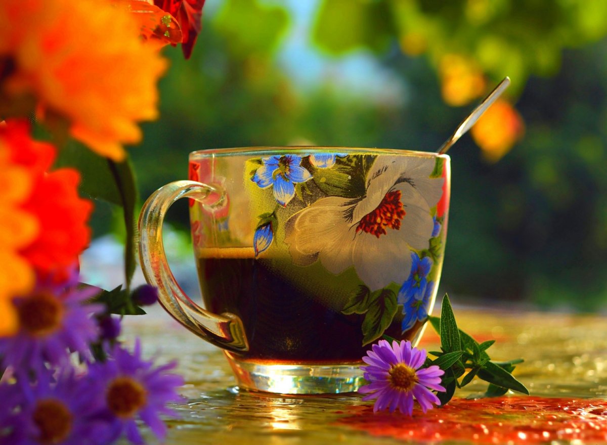 Яркая Кружка чая с цветами