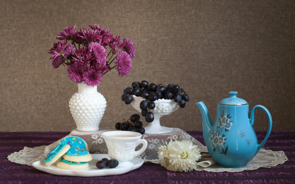 Натюрморт с чайной посудой