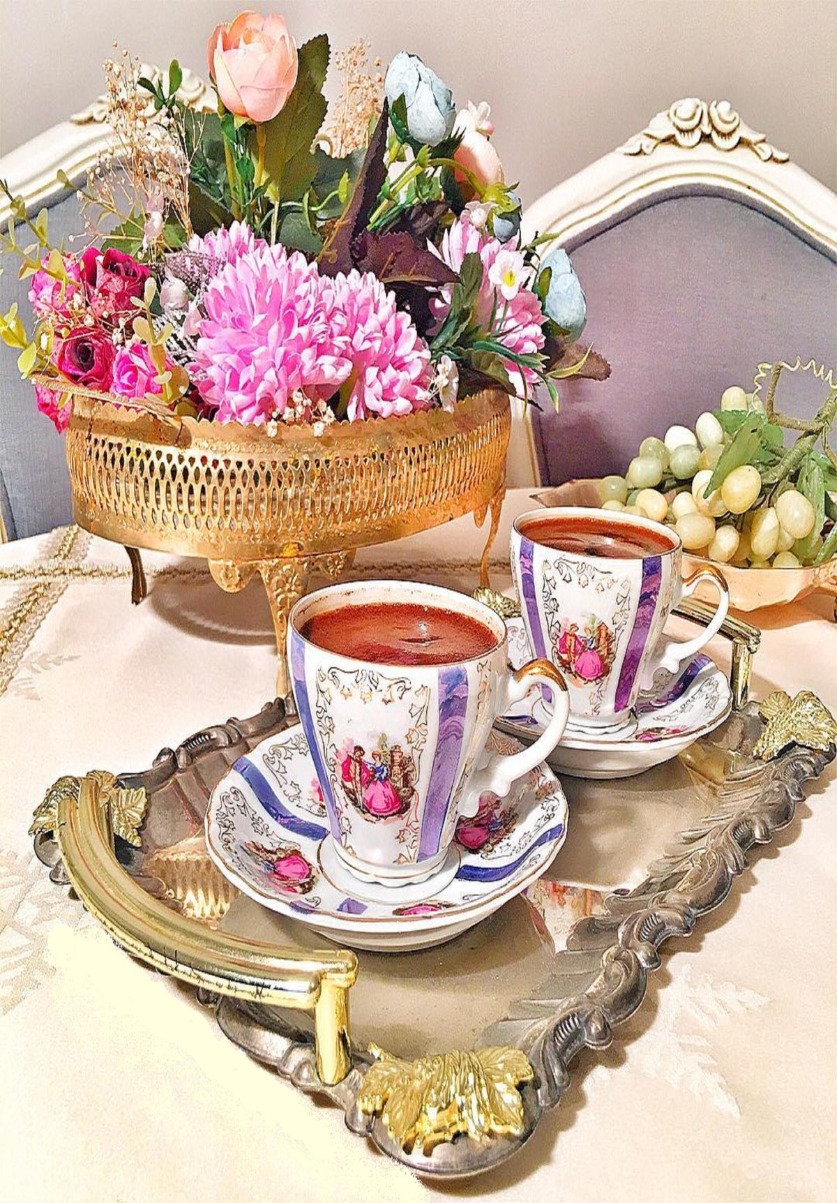 Цветы и красивая посуда