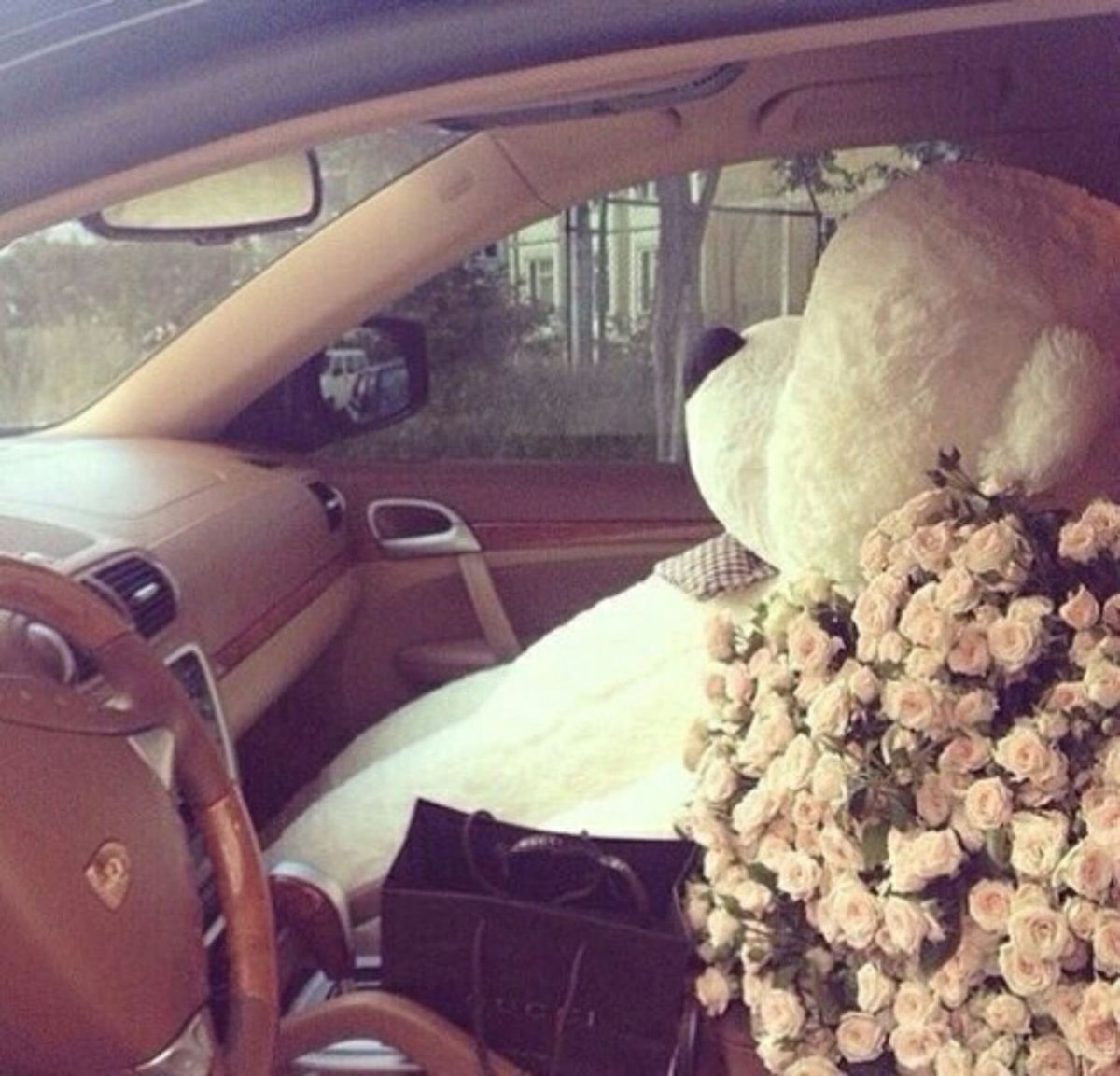 Машине мишка и букет цветов