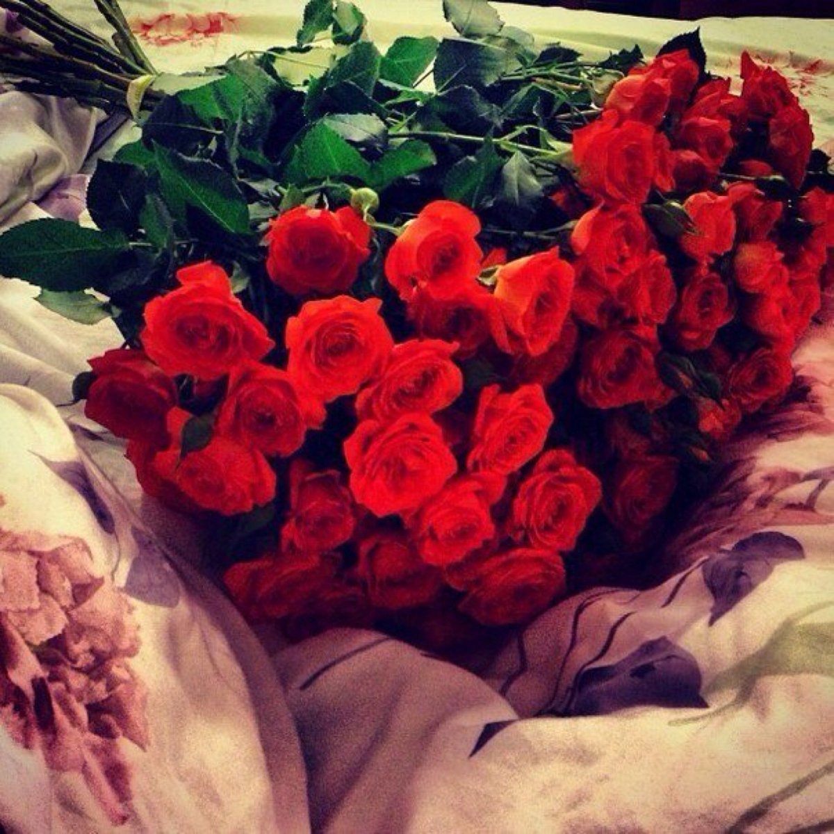 Букет роз в постели