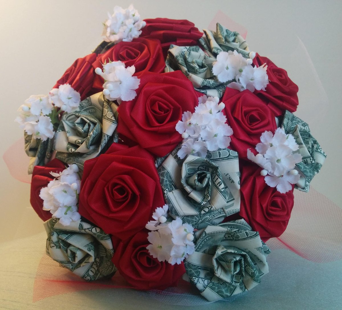 Букет из цветов и денег
