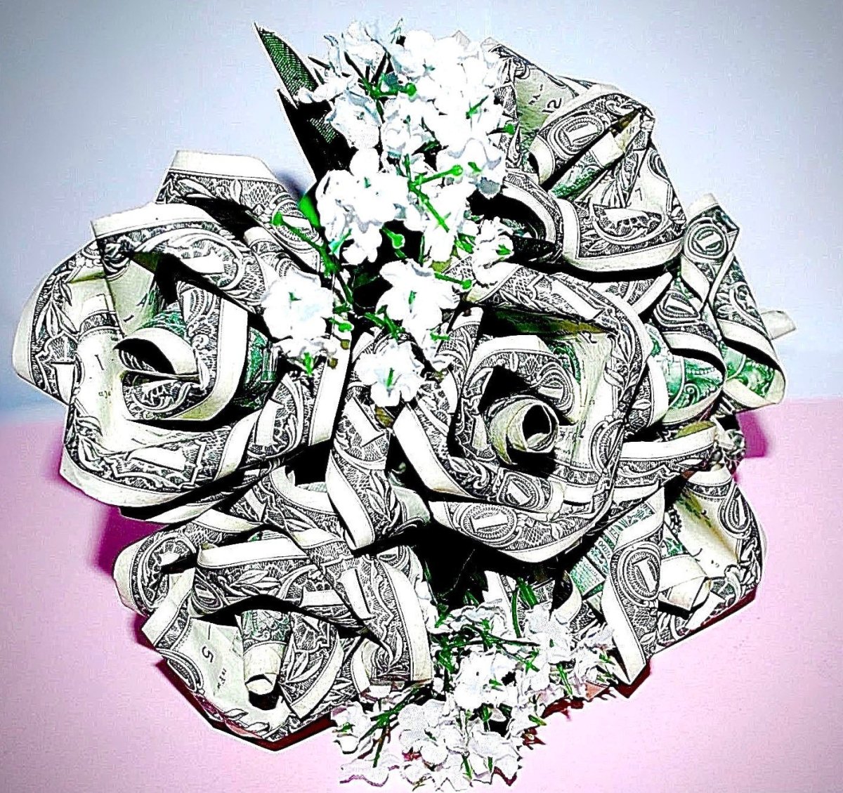 Букет с деньгами и цветами розы