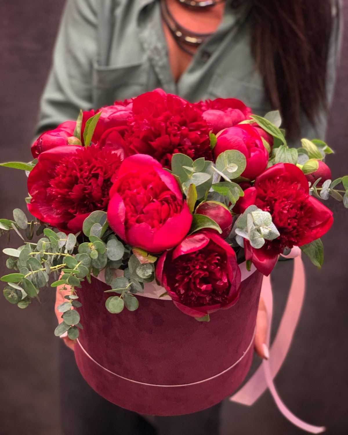 Бордовые пионы открытка