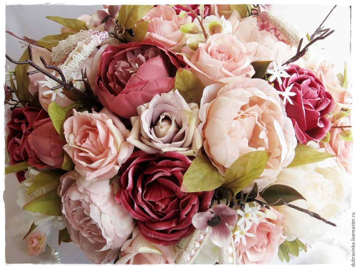 Коричневые пионы