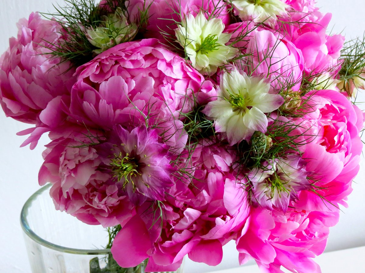 Букет с пионами