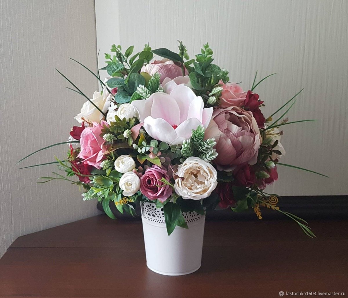 Композиции с искусственными цветами