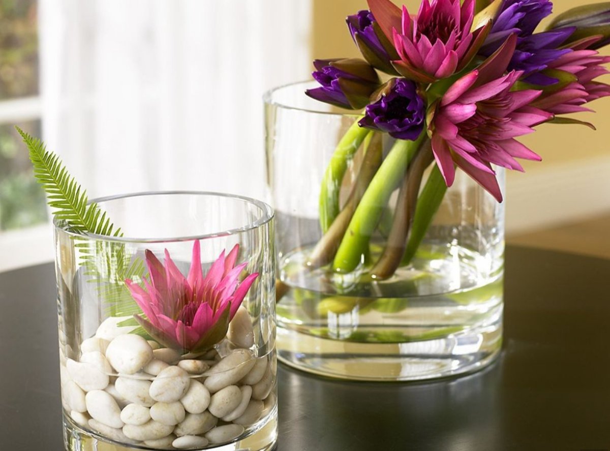 Цветы в стеклянных вазах