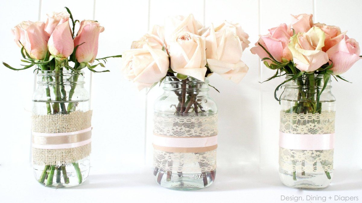 Украшение стола цветами в баночках