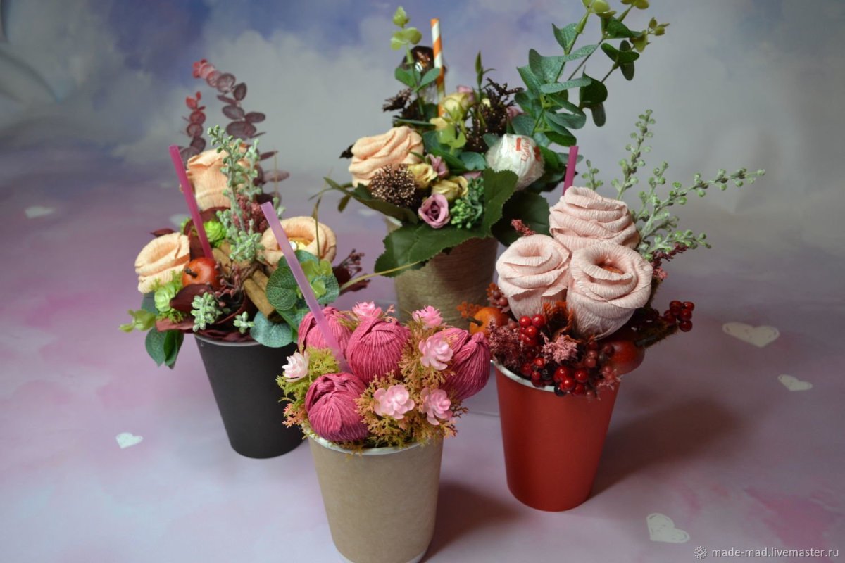 Композиция в стаканчике из цветов